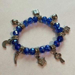 Cute and comfortable stretch beaded charm bracelet, excellent condition!